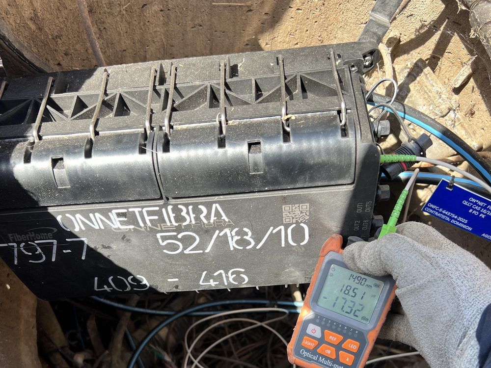 Medición de potencia óptica con fotómetro sobre una mufa de paso abierta en cámara subterránea.