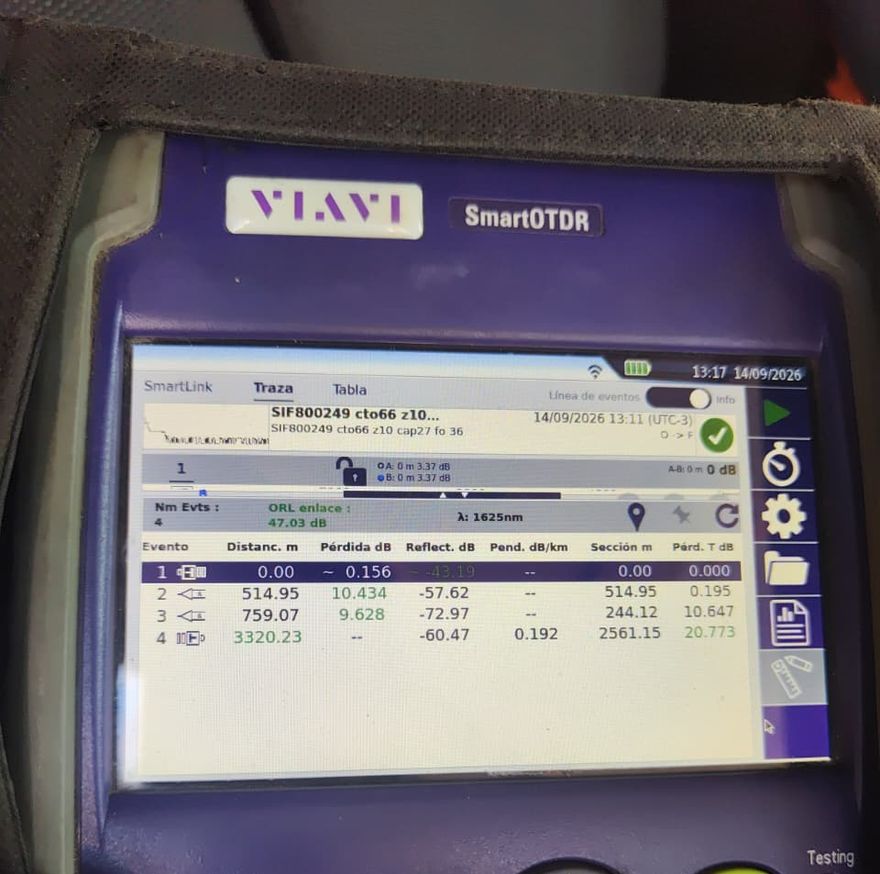Pantalla del OTDR mostrando la traza del enlace medido.